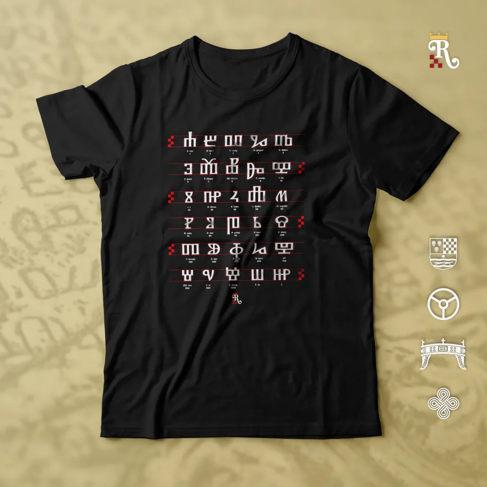 Domoljubna majica Glagoljica s otisnutim motivom uglate glagoljice, s latiničnim parovima slova i uputama za pisanje